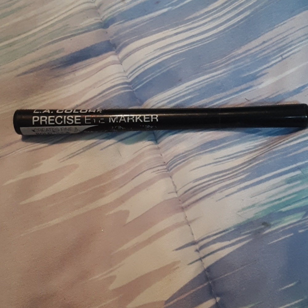 Liquid eye liner